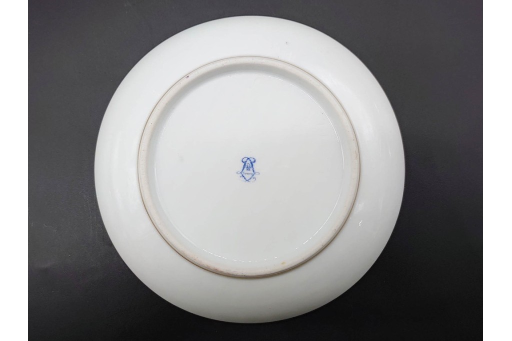 フランスアンティーク　19世紀(1814年から1824年頃)　Sevres(セーブル)　金彩と色鮮やかな花々が華やかなカップ&ソーサー　ケース付き　(R-090694)