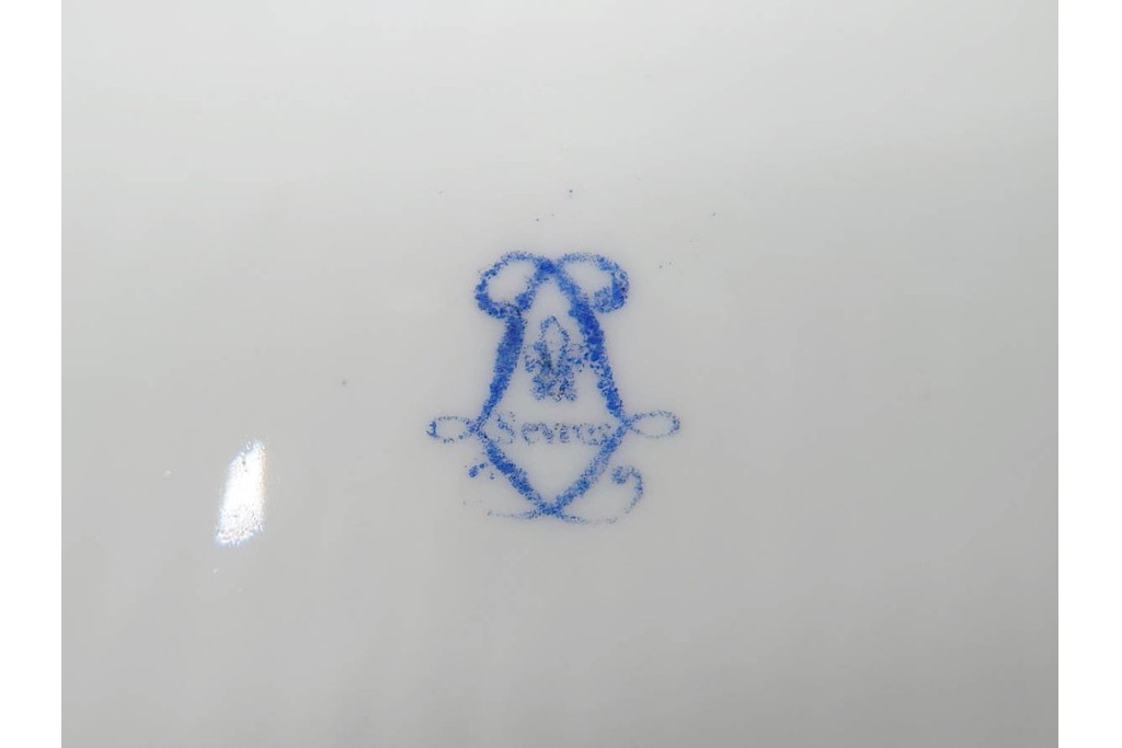 フランスアンティーク　19世紀(1814年から1824年頃)　Sevres(セーブル)　金彩と色鮮やかな花々が華やかなカップ&ソーサー　ケース付き　(R-090694)