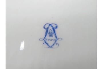 フランスアンティーク　19世紀(1814年から1824年頃)　Sevres(セーブル)　金彩と色鮮やかな花々が華やかなカップ&ソーサー　ケース付き　(R-090694)