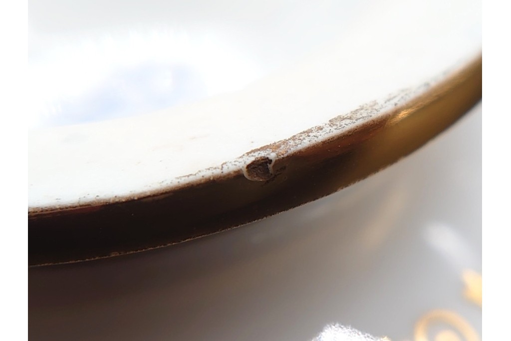 フランスアンティーク　19世紀(1814年から1824年頃)　Sevres(セーブル)　金彩と色鮮やかな花々が華やかなカップ&ソーサー　ケース付き　(R-090694)