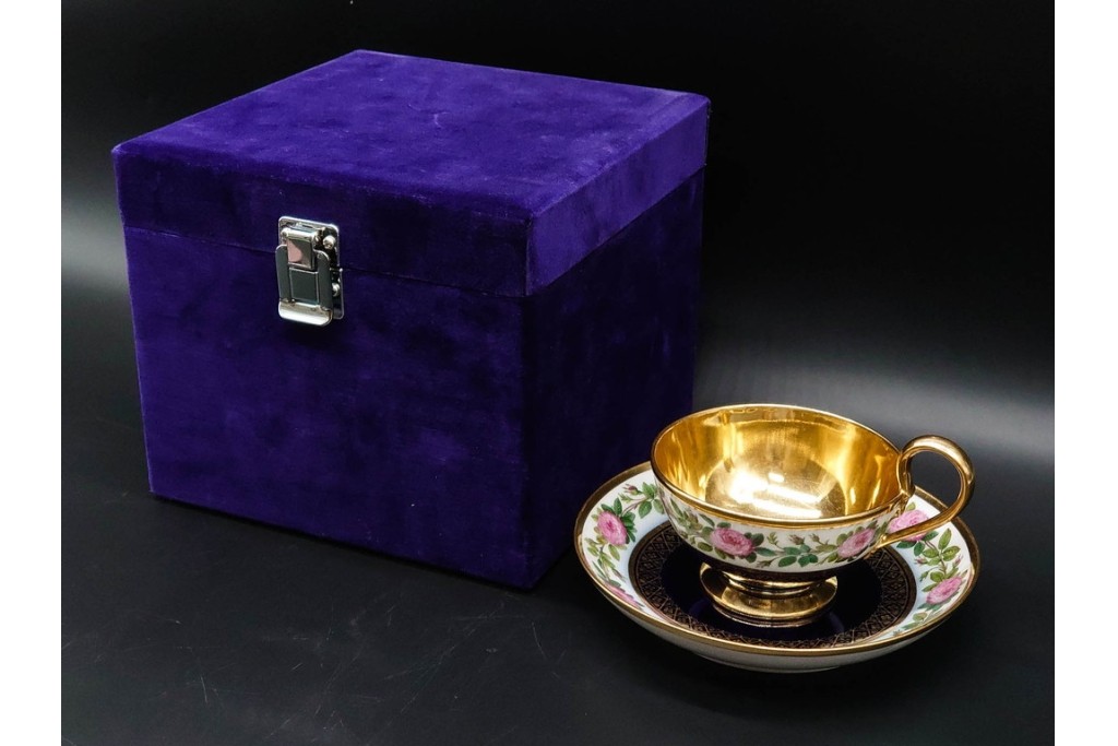 フランスアンティーク　Sevres(セーブル)　金彩　深いブルーとピンクの薔薇の対比が美しいカップ&ソーサー　ケース付き　(R-090695)