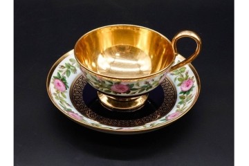 フランスアンティーク　Sevres(セーブル)　金彩　深いブルーとピンクの薔薇の対比が美しいカップ&ソーサー　ケース付き　(R-090695)