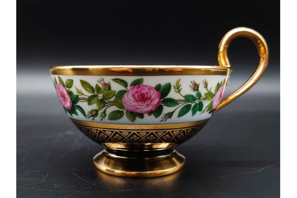 フランスアンティーク　Sevres(セーブル)　金彩　深いブルーとピンクの薔薇の対比が美しいカップ&ソーサー　ケース付き　(R-090695)
