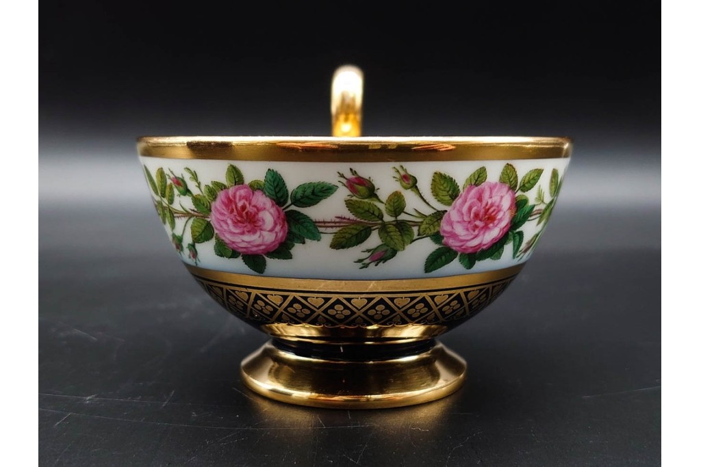 フランスアンティーク　Sevres(セーブル)　金彩　深いブルーとピンクの薔薇の対比が美しいカップ&ソーサー　ケース付き　(R-090695)