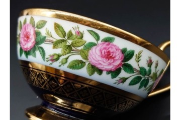フランスアンティーク　Sevres(セーブル)　金彩　深いブルーとピンクの薔薇の対比が美しいカップ&ソーサー　ケース付き　(R-090695)