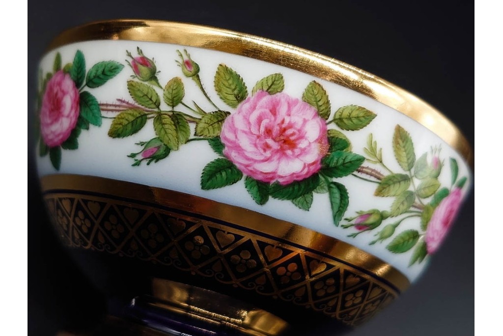 フランスアンティーク　Sevres(セーブル)　金彩　深いブルーとピンクの薔薇の対比が美しいカップ&ソーサー　ケース付き　(R-090695)