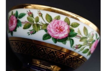 フランスアンティーク　Sevres(セーブル)　金彩　深いブルーとピンクの薔薇の対比が美しいカップ&ソーサー　ケース付き　(R-090695)