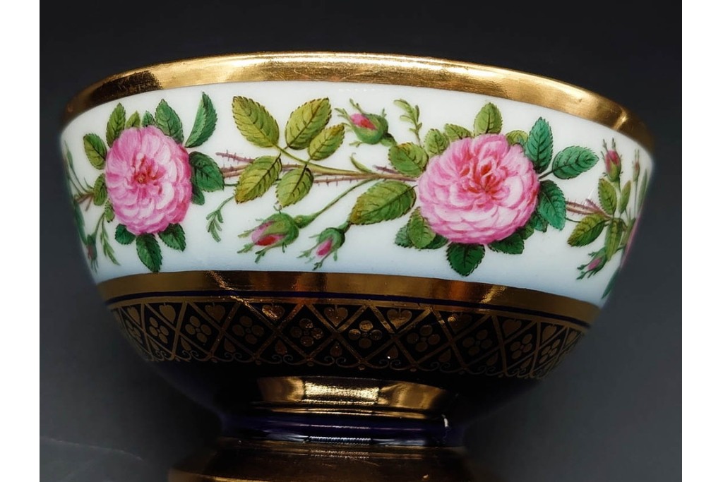 フランスアンティーク　Sevres(セーブル)　金彩　深いブルーとピンクの薔薇の対比が美しいカップ&ソーサー　ケース付き　(R-090695)
