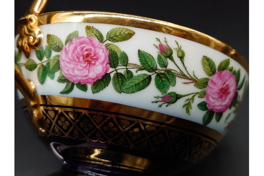 フランスアンティーク　Sevres(セーブル)　金彩　深いブルーとピンクの薔薇の対比が美しいカップ&ソーサー　ケース付き　(R-090695)