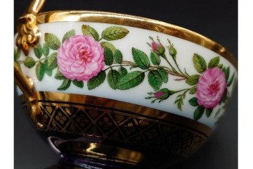 フランスアンティーク　Sevres(セーブル)　金彩　深いブルーとピンクの薔薇の対比が美しいカップ&ソーサー　ケース付き　(R-090695)
