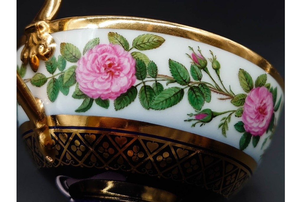 フランスアンティーク　Sevres(セーブル)　金彩　深いブルーとピンクの薔薇の対比が美しいカップ&ソーサー　ケース付き　(R-090695)