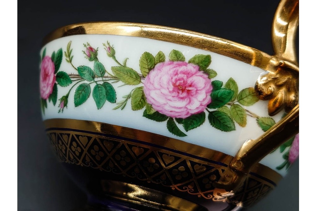 フランスアンティーク　Sevres(セーブル)　金彩　深いブルーとピンクの薔薇の対比が美しいカップ&ソーサー　ケース付き　(R-090695)