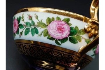 フランスアンティーク　Sevres(セーブル)　金彩　深いブルーとピンクの薔薇の対比が美しいカップ&ソーサー　ケース付き　(R-090695)