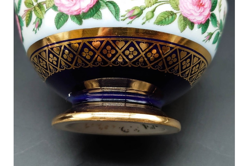 フランスアンティーク　Sevres(セーブル)　金彩　深いブルーとピンクの薔薇の対比が美しいカップ&ソーサー　ケース付き　(R-090695)