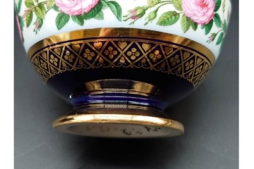 フランスアンティーク　Sevres(セーブル)　金彩　深いブルーとピンクの薔薇の対比が美しいカップ&ソーサー　ケース付き　(R-090695)