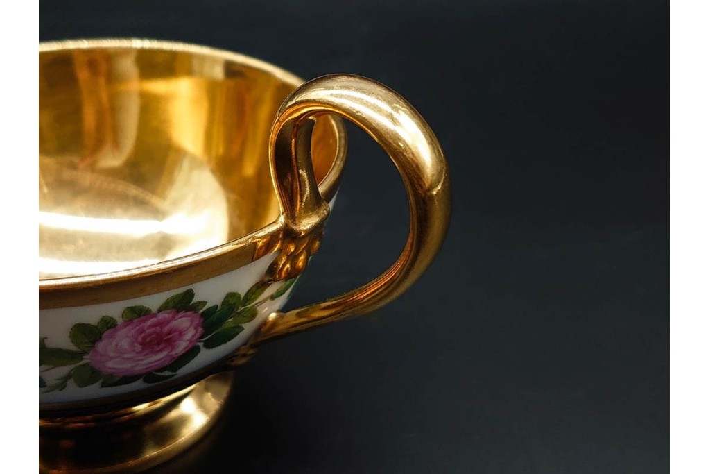 フランスアンティーク　Sevres(セーブル)　金彩　深いブルーとピンクの薔薇の対比が美しいカップ&ソーサー　ケース付き　(R-090695)