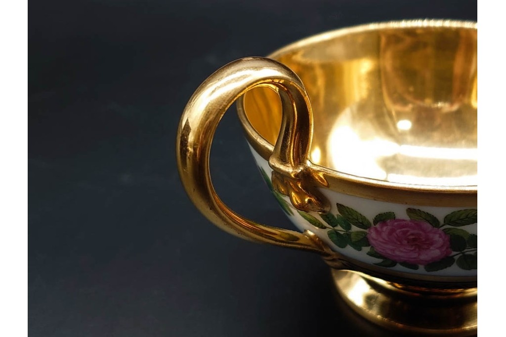 フランスアンティーク　Sevres(セーブル)　金彩　深いブルーとピンクの薔薇の対比が美しいカップ&ソーサー　ケース付き　(R-090695)