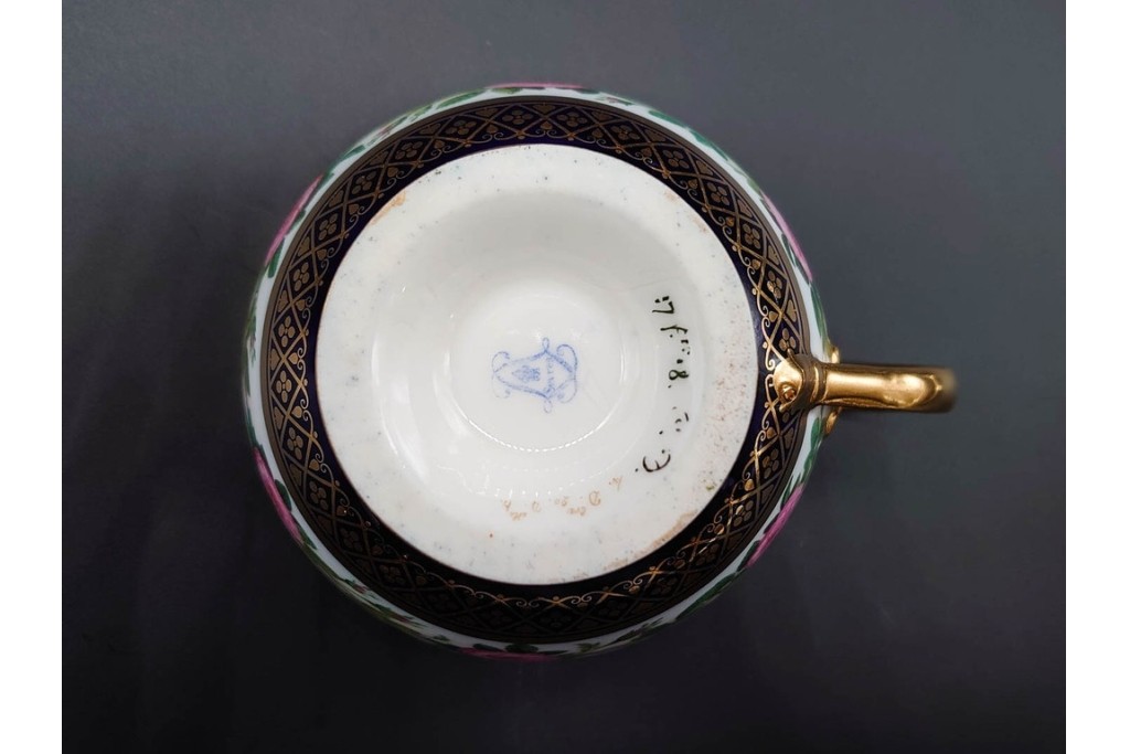 フランスアンティーク　Sevres(セーブル)　金彩　深いブルーとピンクの薔薇の対比が美しいカップ&ソーサー　ケース付き　(R-090695)