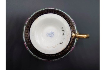 フランスアンティーク　Sevres(セーブル)　金彩　深いブルーとピンクの薔薇の対比が美しいカップ&ソーサー　ケース付き　(R-090695)