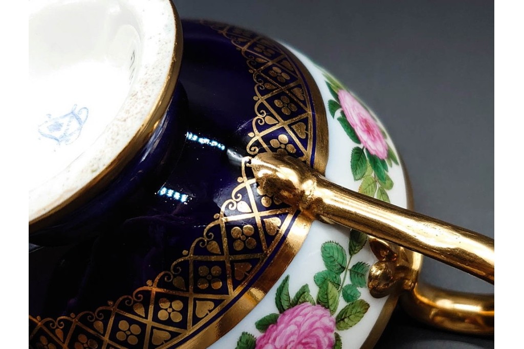 フランスアンティーク　Sevres(セーブル)　金彩　深いブルーとピンクの薔薇の対比が美しいカップ&ソーサー　ケース付き　(R-090695)