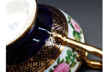 フランスアンティーク　Sevres(セーブル)　金彩　深いブルーとピンクの薔薇の対比が美しいカップ&ソーサー　ケース付き　(R-090695)