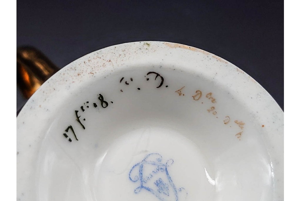 フランスアンティーク　Sevres(セーブル)　金彩　深いブルーとピンクの薔薇の対比が美しいカップ&ソーサー　ケース付き　(R-090695)