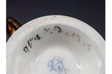 フランスアンティーク　Sevres(セーブル)　金彩　深いブルーとピンクの薔薇の対比が美しいカップ&ソーサー　ケース付き　(R-090695)