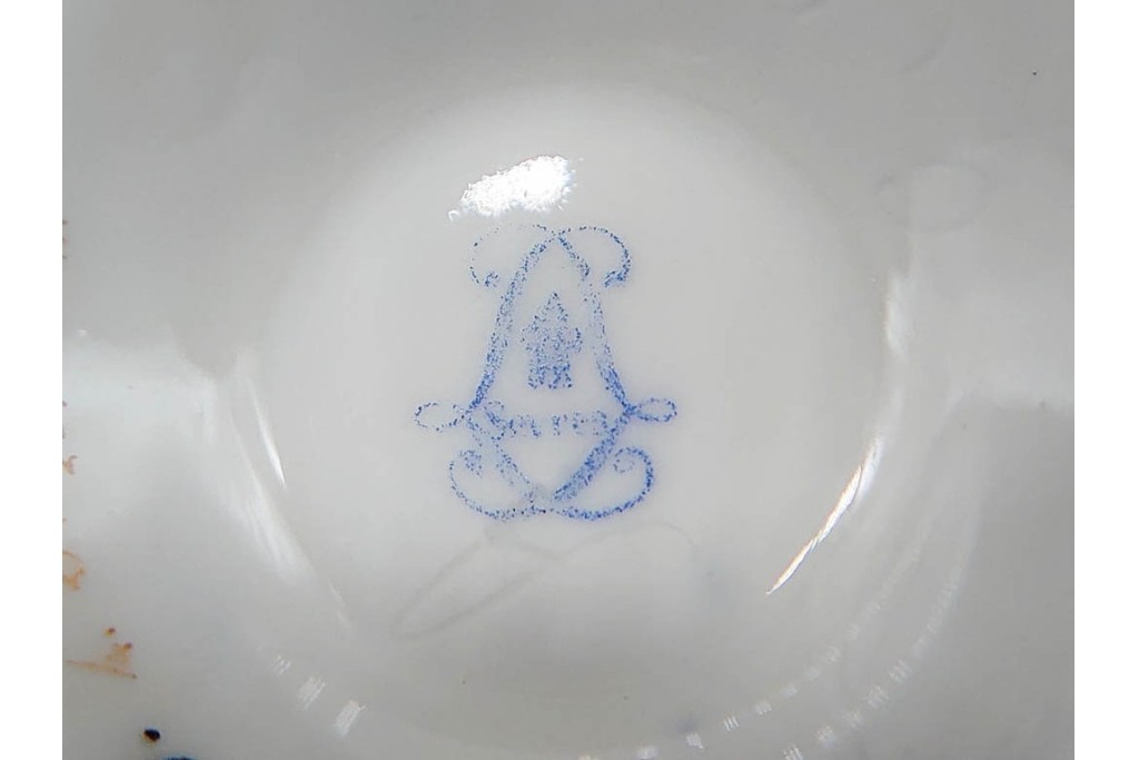 フランスアンティーク　Sevres(セーブル)　金彩　深いブルーとピンクの薔薇の対比が美しいカップ&ソーサー　ケース付き　(R-090695)