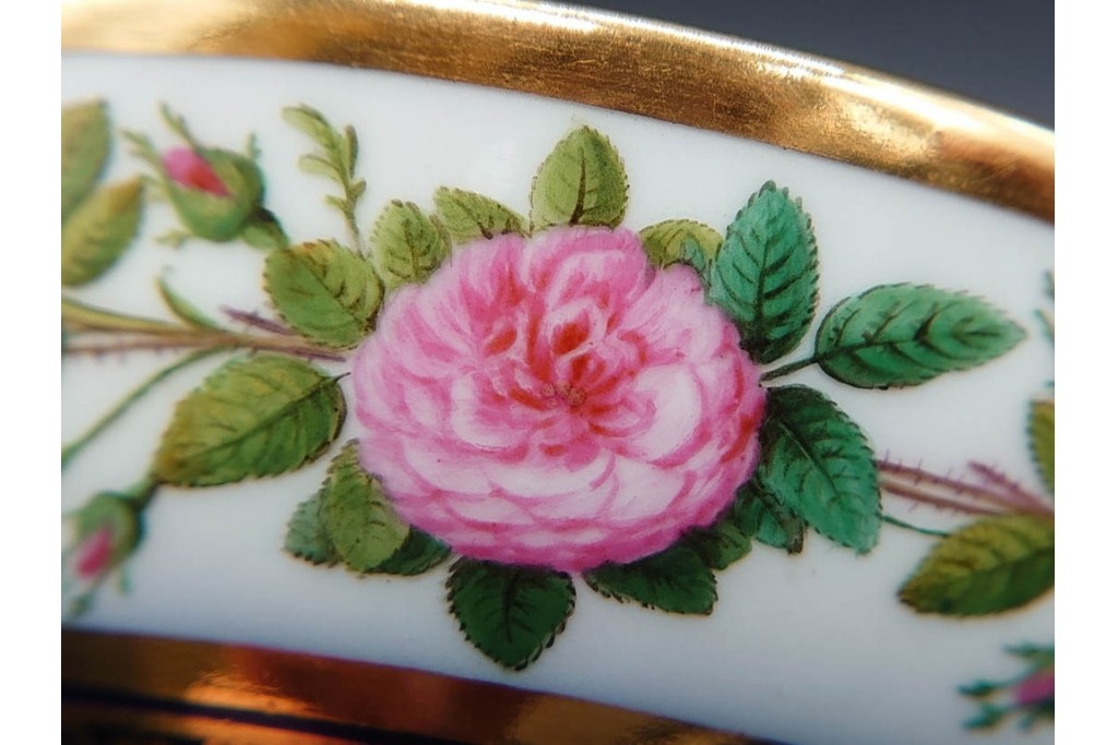 フランスアンティーク　Sevres(セーブル)　金彩　深いブルーとピンクの薔薇の対比が美しいカップ&ソーサー　ケース付き　(R-090695)