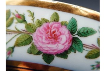 フランスアンティーク　Sevres(セーブル)　金彩　深いブルーとピンクの薔薇の対比が美しいカップ&ソーサー　ケース付き　(R-090695)