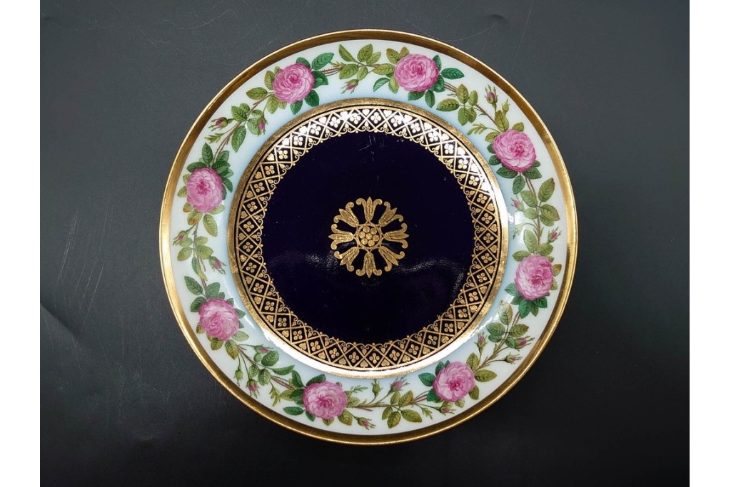 フランスアンティーク　Sevres(セーブル)　金彩　深いブルーとピンクの薔薇の対比が美しいカップ&ソーサー　ケース付き　(R-090695)