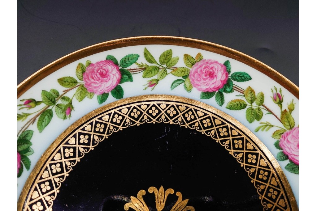 フランスアンティーク　Sevres(セーブル)　金彩　深いブルーとピンクの薔薇の対比が美しいカップ&ソーサー　ケース付き　(R-090695)