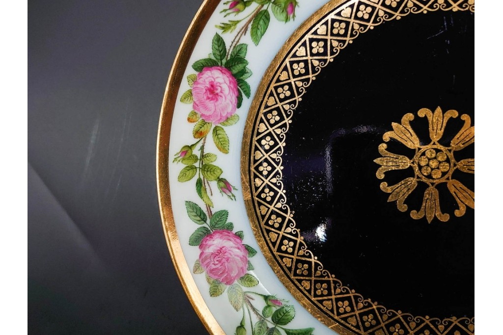 フランスアンティーク　Sevres(セーブル)　金彩　深いブルーとピンクの薔薇の対比が美しいカップ&ソーサー　ケース付き　(R-090695)