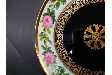 フランスアンティーク　Sevres(セーブル)　金彩　深いブルーとピンクの薔薇の対比が美しいカップ&ソーサー　ケース付き　(R-090695)
