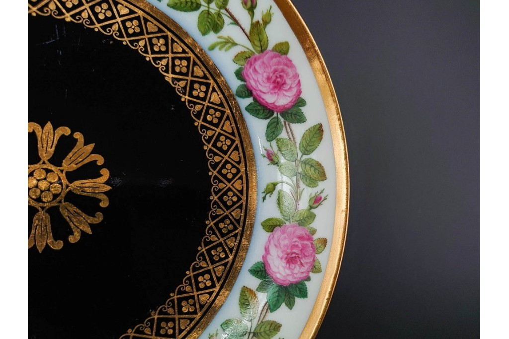 フランスアンティーク　Sevres(セーブル)　金彩　深いブルーとピンクの薔薇の対比が美しいカップ&ソーサー　ケース付き　(R-090695)