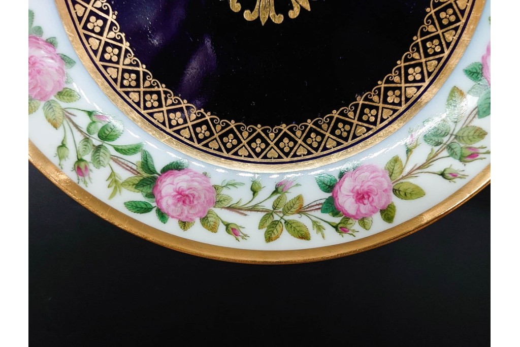 フランスアンティーク　Sevres(セーブル)　金彩　深いブルーとピンクの薔薇の対比が美しいカップ&ソーサー　ケース付き　(R-090695)