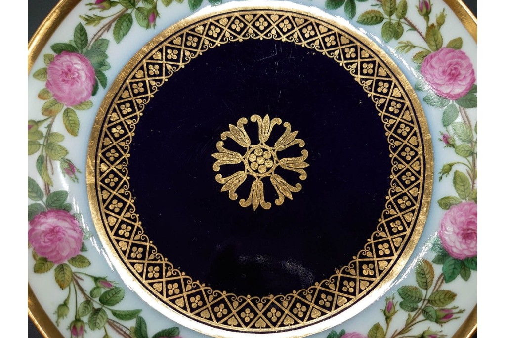 フランスアンティーク　Sevres(セーブル)　金彩　深いブルーとピンクの薔薇の対比が美しいカップ&ソーサー　ケース付き　(R-090695)