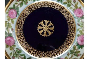 フランスアンティーク　Sevres(セーブル)　金彩　深いブルーとピンクの薔薇の対比が美しいカップ&ソーサー　ケース付き　(R-090695)