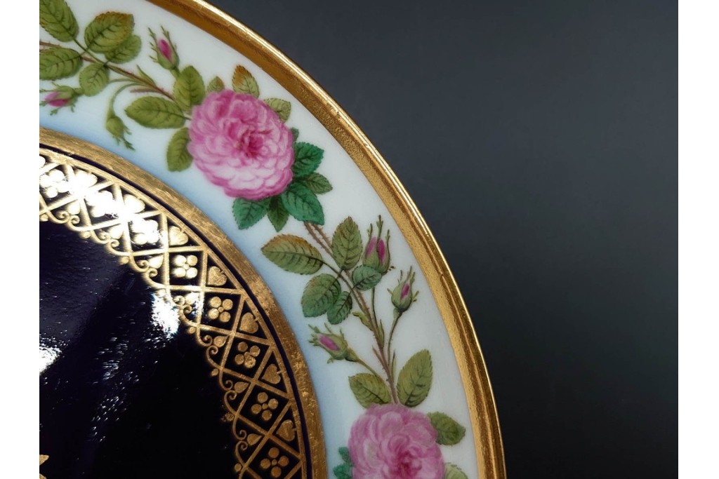 フランスアンティーク　Sevres(セーブル)　金彩　深いブルーとピンクの薔薇の対比が美しいカップ&ソーサー　ケース付き　(R-090695)