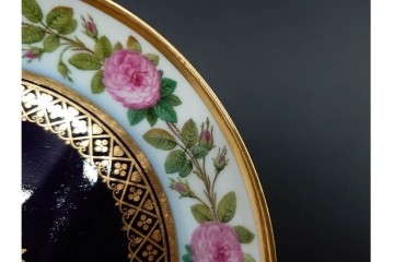 フランスアンティーク　Sevres(セーブル)　金彩　深いブルーとピンクの薔薇の対比が美しいカップ&ソーサー　ケース付き　(R-090695)