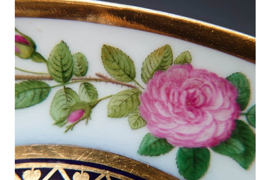 フランスアンティーク　Sevres(セーブル)　金彩　深いブルーとピンクの薔薇の対比が美しいカップ&ソーサー　ケース付き　(R-090695)