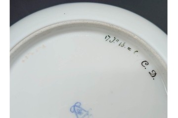 フランスアンティーク　Sevres(セーブル)　金彩　深いブルーとピンクの薔薇の対比が美しいカップ&ソーサー　ケース付き　(R-090695)