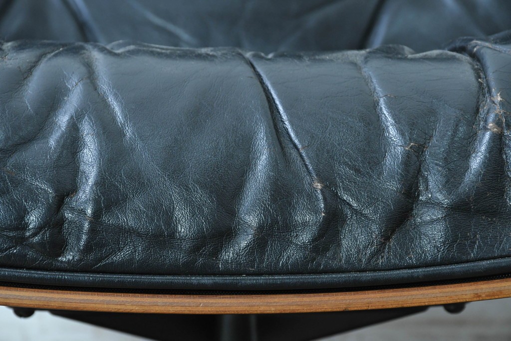 【簡易リペア限定品】　アメリカヴィンテージ　 Herman Miller(ハーマンミラー)　 包み込まれるような座り心地のイームズラウンジチェア　現行定価約119万円(※ラウンジチェア&オットマンセットの場合)　(R-090701)
