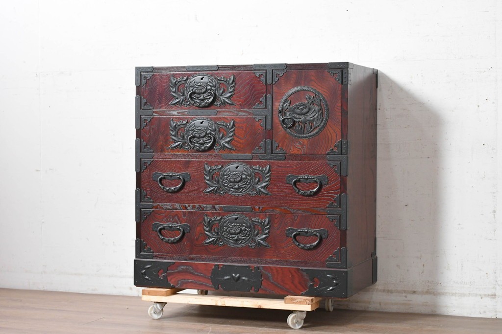 中古　美品　仙台民芸箪笥(仙台箪笥)　漆塗り　牡丹をあしらった重厚な金具装飾と流れるような木目が美しい整理箪笥　(R-090703)