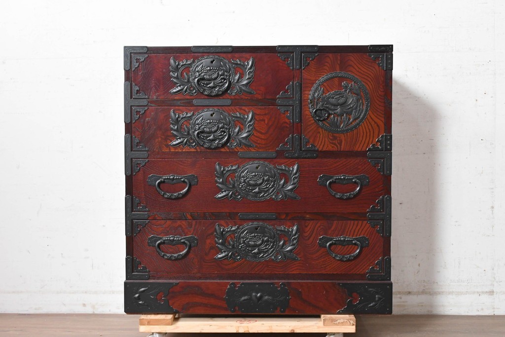 中古　美品　仙台民芸箪笥(仙台箪笥)　漆塗り　牡丹をあしらった重厚な金具装飾と流れるような木目が美しい整理箪笥　(R-090703)