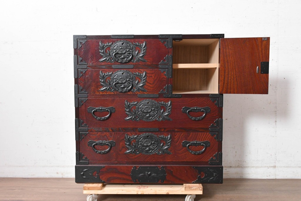 中古　美品　仙台民芸箪笥(仙台箪笥)　漆塗り　牡丹をあしらった重厚な金具装飾と流れるような木目が美しい整理箪笥　(R-090703)
