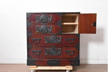中古　美品　仙台民芸箪笥(仙台箪笥)　漆塗り　牡丹をあしらった重厚な金具装飾と流れるような木目が美しい整理箪笥　(R-090703)