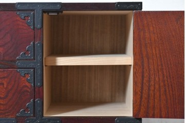 中古　美品　仙台民芸箪笥(仙台箪笥)　漆塗り　牡丹をあしらった重厚な金具装飾と流れるような木目が美しい整理箪笥　(R-090703)