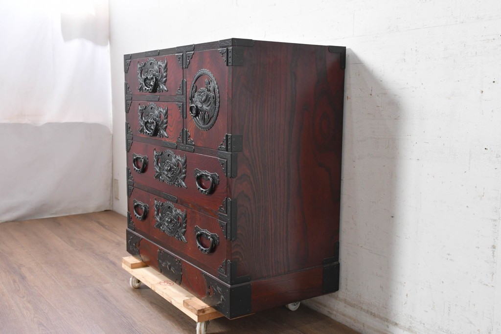 中古　美品　仙台民芸箪笥(仙台箪笥)　漆塗り　牡丹をあしらった重厚な金具装飾と流れるような木目が美しい整理箪笥　(R-090703)
