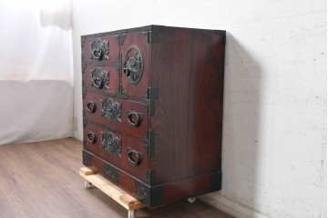 中古　美品　仙台民芸箪笥(仙台箪笥)　漆塗り　牡丹をあしらった重厚な金具装飾と流れるような木目が美しい整理箪笥　(R-090703)
